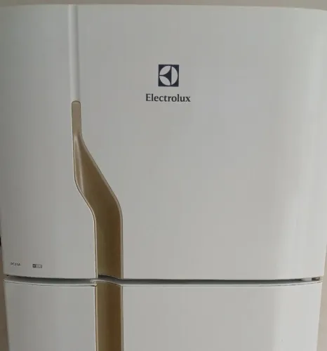 Geladeira Electrolux Gelo seco sime nova bem conservada fucionando tudo perfeitamente