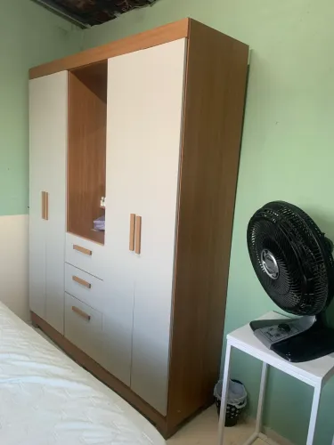 Guarda roupa amadeirado 4 portas com 3 gavetas externas