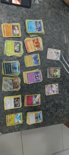 200 cartas pokemon e 3 cartas raras q vale grana