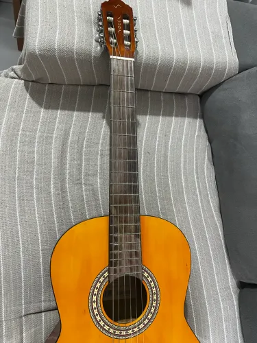 R$ 300. Vendo violão, acompanha capa
