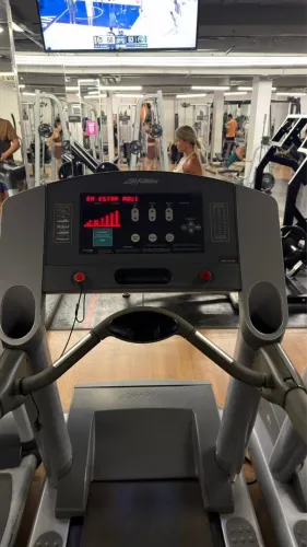 Esteira life fitness 93T