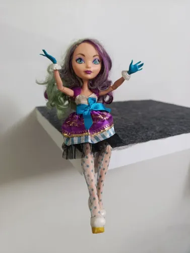 Ever After High Madeline Hatter básica
