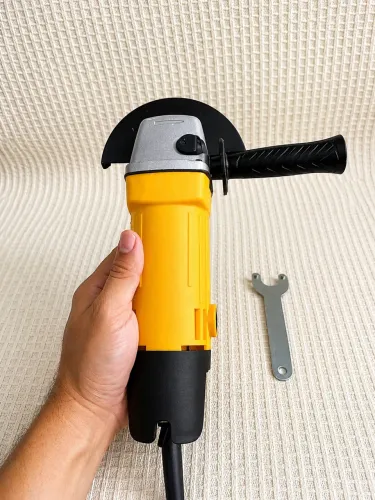 ESMERILHADEIRA/ LIXADEIRA ANGULAR 900W - 11.000 RPM