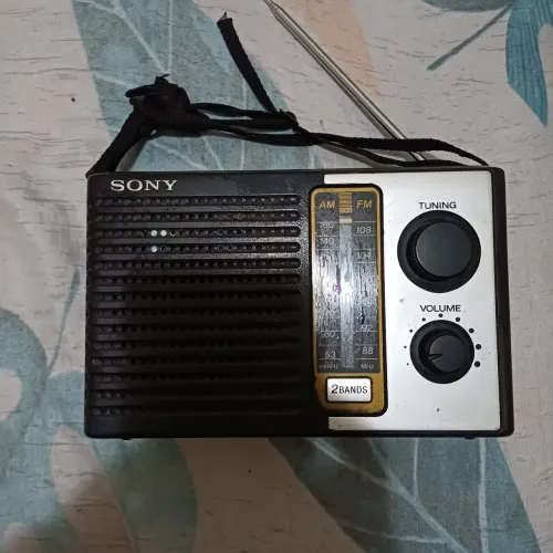 Rádio Sony antigo.