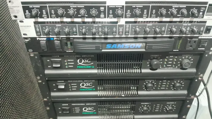 3 amplificadores qsc