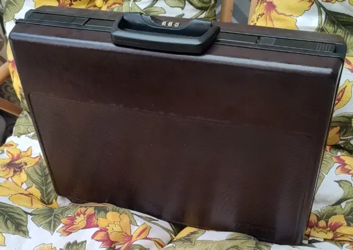 Maleta 007 executiva Samsonite marron, possui travas com segredo númerico