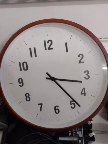 Relógio analógico com números arábicos.