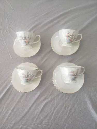 4 xícaras de café com pires