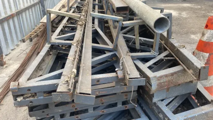 Estrutura metálica em treliça e ferro pesado