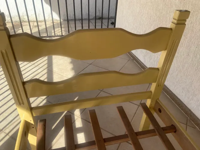 Cama solteiro em madeira , cor creme