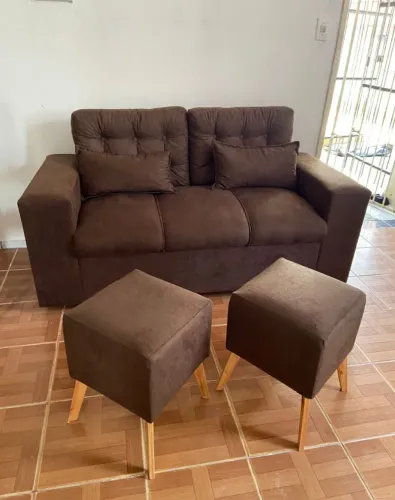 Kit sofá 3 lugares 2 pufes retrô 2 almofadinhas por R$550 + frete grátis, peça já o seu!