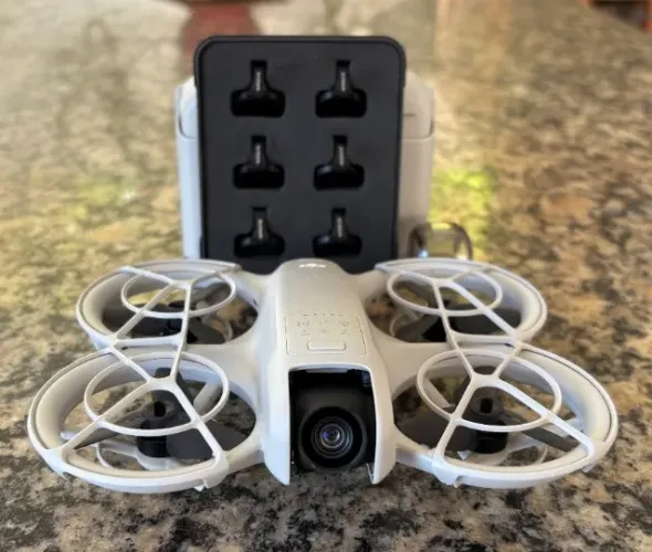 Drone DJI NEO com acessórios