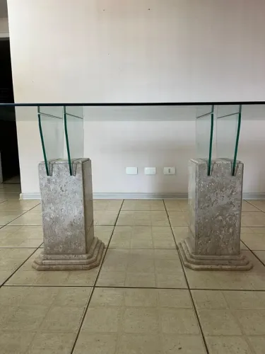 Meda de vidro com pé de mármore 