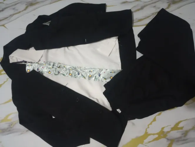 Terno infantil com gravata e blusa social de punho conservado serve de 2 a 3 anos e meio