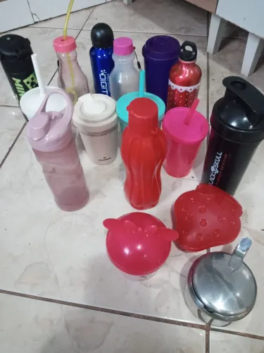 Garrafas e copos tudo por 25,00
