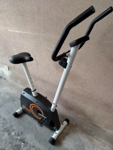 Bike vertical da athletic com painel digital tudo funcionando