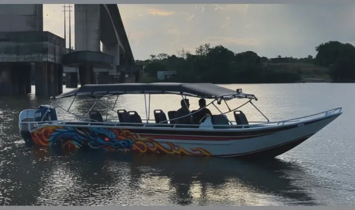 Lancha a pronta entrega 