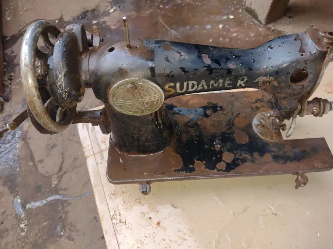 Máquina de costura antiga 