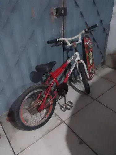 Bicicleta aro 20 e skate valor 350 reais os dois.