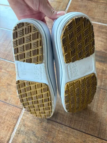 Vendo sapato Látex branco
