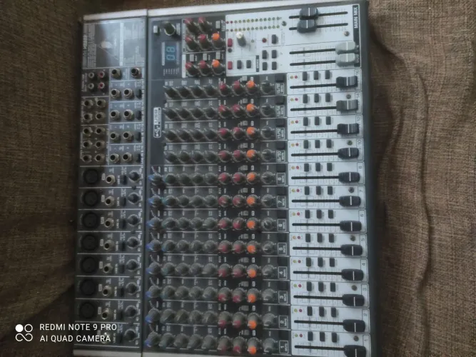 Mesa de som Behringer 16 canais 