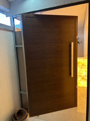 PORTA PIVOTANTE DE ALTO PADRÃO