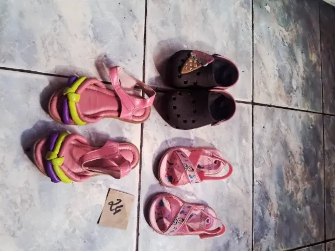 Lote calçados menina $20,00