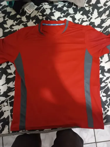 Camisa vermelha para corrida.