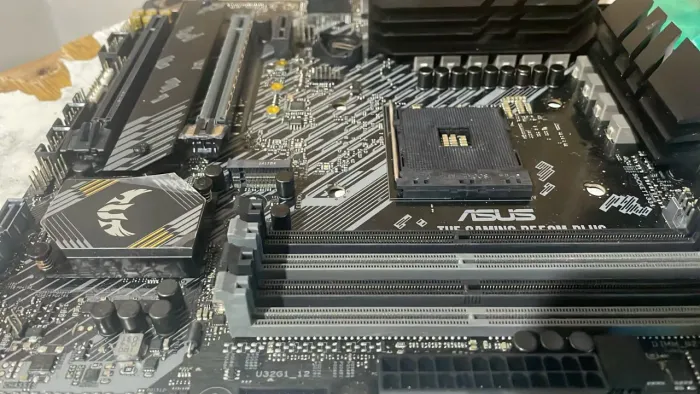 Placa Mãe ASUS TUF Gaming B550M-Plus II (AM4) - Defeituosa (Para Reparo ou Peças)