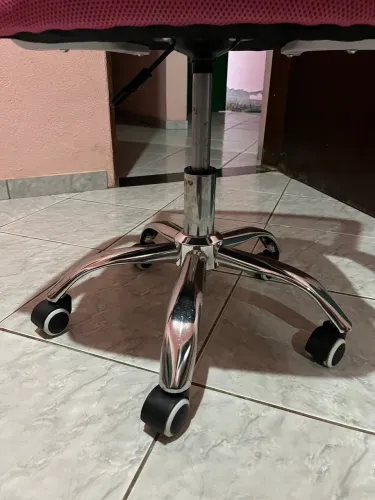 Vendo cadeira de escritório (rosa)
