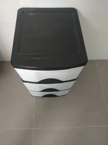Gaveteiro de chão branco com 3 gavetas, altura 56cms, largura 33cms e profundidade 38cms