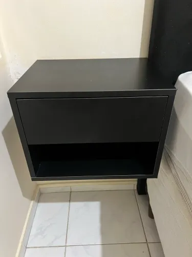 Mesa de cabeceira suspensa 40x40 pouco tempo de uso, 160,00 pra vender logo