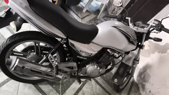 Suzuki GSR 125 - Semi-nova, pronta para uso!