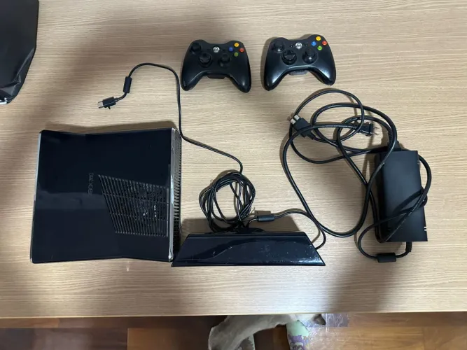 Xbox 360 c/ 2 controles e Kinect + 3 Jogos