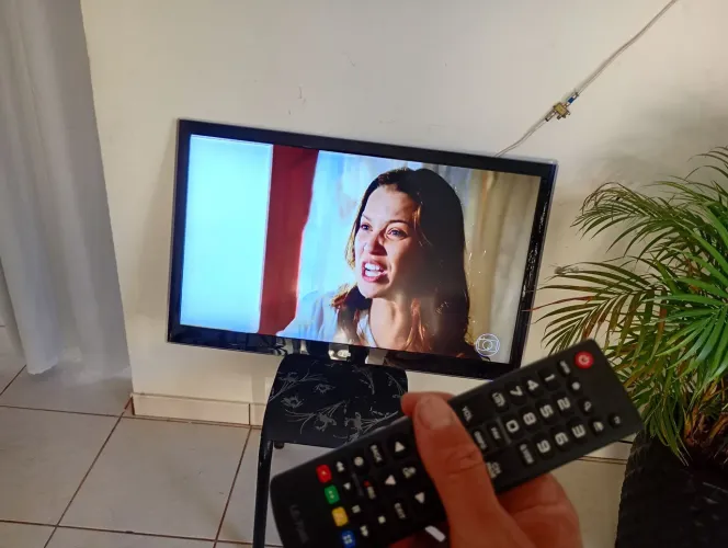 Tv LG 45 polegadas digital nao e smart vai com controle 