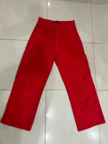 calça jeans vermelha