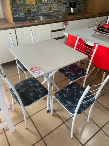 Mesa com 4 cadeiras 