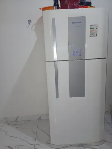 Vendo geladeira Electrolux semi nova