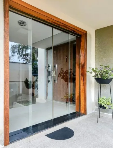 Porta 4 Folhas 2,20x2,15 - Vidro Incolor - Marco 10 - Alizar incluso