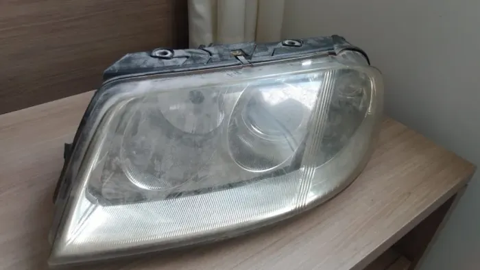 Farol Esquerdo Passata B5.5 - HELLA