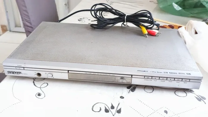 Dvd de marca Semp usado para retirada de peças
