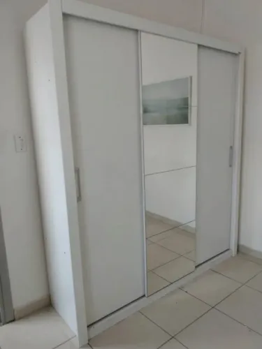 Guarda roupa de casal com espelho