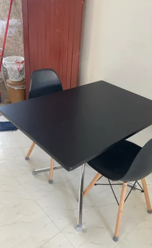 Mesa de mármore com 2 cadeiras