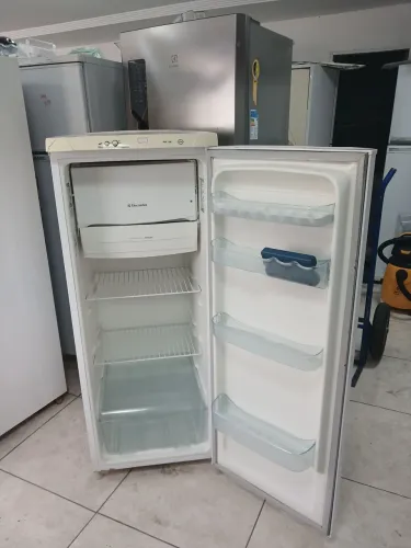 Geladeira pequena completa Electrolux funcionando