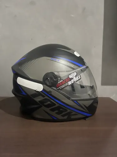 Capacete seminovo 1 mês de uso com poucas marcas de uso