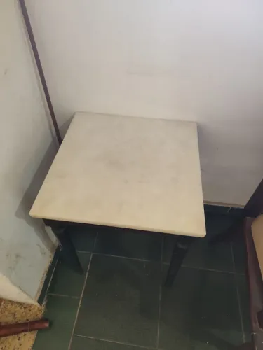 Mesa de canto em madeira com tampo de mármore - Excelente estado