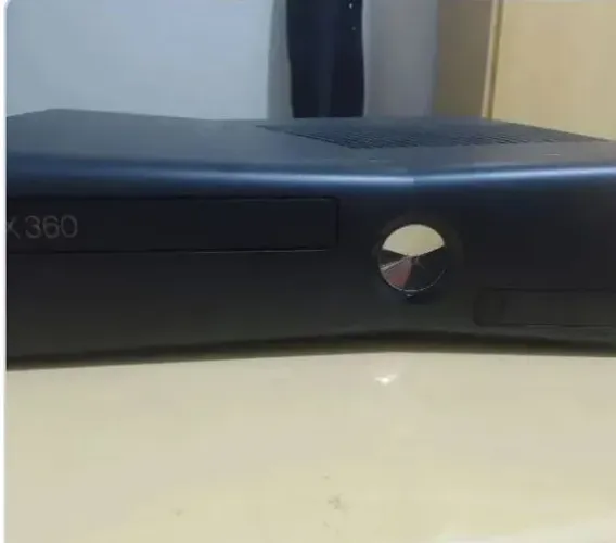 Xbox 360 desbloqueado acompanha fonte controle e 3 jogos aleatórios