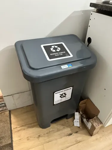 Lixeira 50L com pedal. 