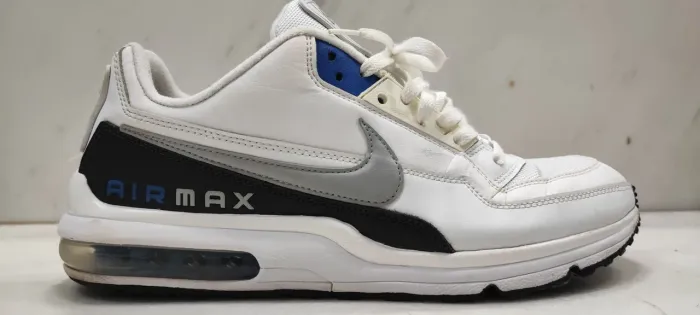 Tenis Nike Air Max Limited Edition couro branco, com detalhes em preto e azul