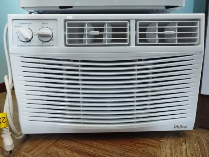 Ar condicionado de janela Philco. 7500 BTUs. 220V.